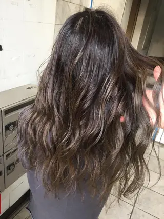 ロング カラー 韓国レイヤー外国人風 透明感カラー髪質改善のヘアスタイル