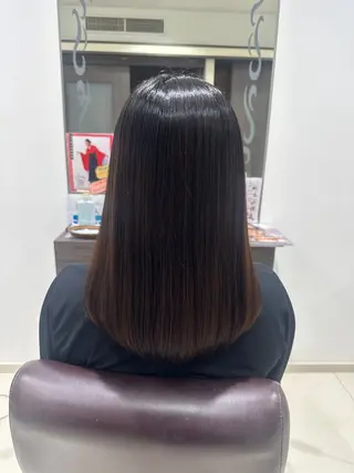セミロング レイヤー 艶々カラーのヘアスタイル