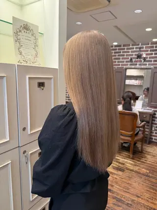 ロング カラー 「韓国風・ハイトーン ベージュカラー」サナのヘアスタイル