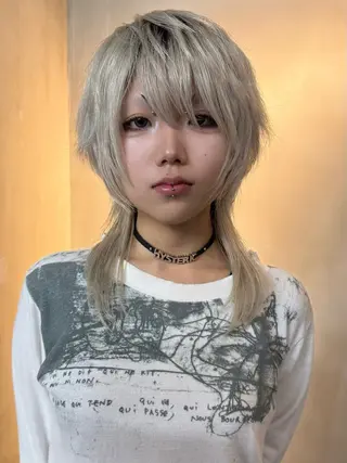 セミロング カラー イツク ⚡️ ルーツ/ハイトーンのヘアスタイル