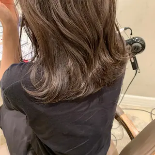 ミディアム SAKINO． ベージュカラーのヘアスタイル