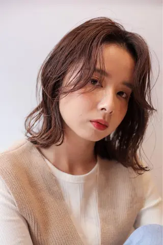 ミディアム & kuのヘアスタイル