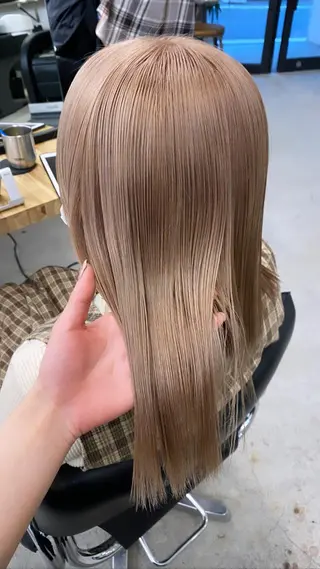 セミロング カラー Flamme Annaのヘアスタイル