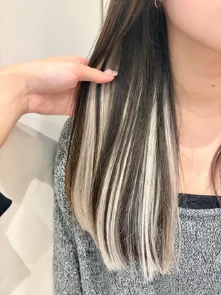 ロング ハイトーンカラー シールエクステのヘアスタイル