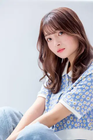 セミロング カラー 韓国🇰🇷レイヤー カットオリーブカラーのヘアスタイル