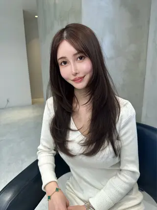 ロング カラー レイヤーカット 透明感カラーのヘアスタイル