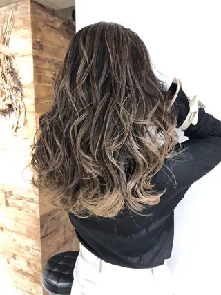 セミロング カラー 白髪ぼかしハイライト バレイヤージュヤマトのヘアスタイル