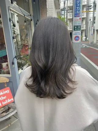ミディアム カラー AYANO ／レイヤー／オリーブのヘアスタイル