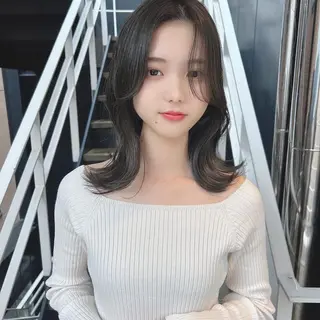 ミディアム カラー 韓国🇰🇷レイヤー カットオリーブカラーのヘアスタイル