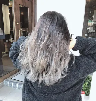 セミロング カラー 具志 正太のヘアスタイル