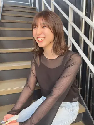 ミディアム 韓国🇰🇷レイヤー カットオリーブカラーのヘアスタイル