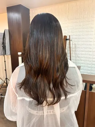 ロング トモタニ ミオのヘアスタイル