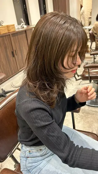 ミディアム カラー オリーブベージュ/ ブリーチなし透明感のヘアスタイル
