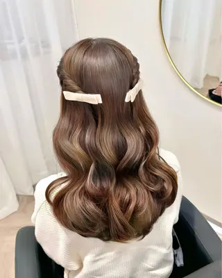 セミロング ヘアアレンジ 𝒎𝒐𝒆🩰 名駅/ヘアメ/暖色♡のヘアスタイル