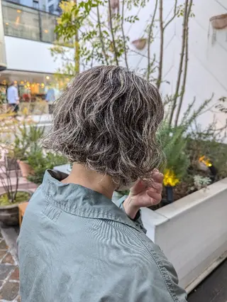 ショート カラー WARREN・TRICOMI NEW YORK 表参道店所属・ハイライト/白髪ぼか し/透明感/惇平のヘアスタイル