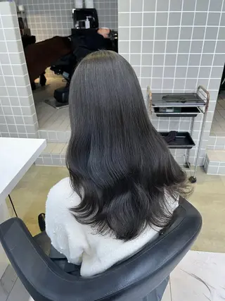 ロング 寒色/ベージュヘア ブリーチありMiOのヘアスタイル
