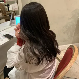 ロング カラー SAKINO． ベージュカラーのヘアスタイル