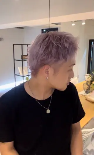 カラー ニトウ レイナのヘアスタイル