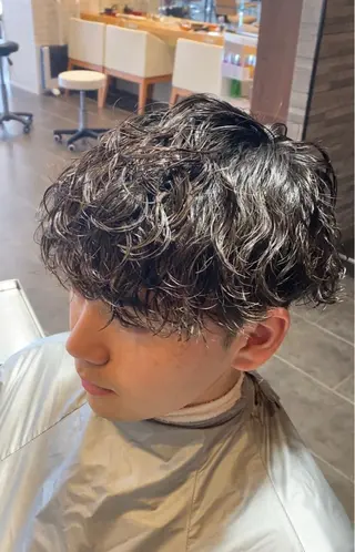 パーマ メンズ 尾崎 優也のヘアスタイル