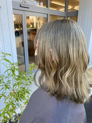 ミディアム カラー 大久保 梨音のヘアスタイル
