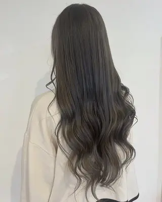 ロング 艶•透明感カラー フィーシーのヘアスタイル
