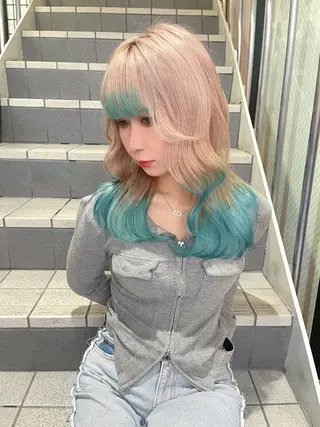 セミロング 紺エクステ デザインカラーのヘアスタイル