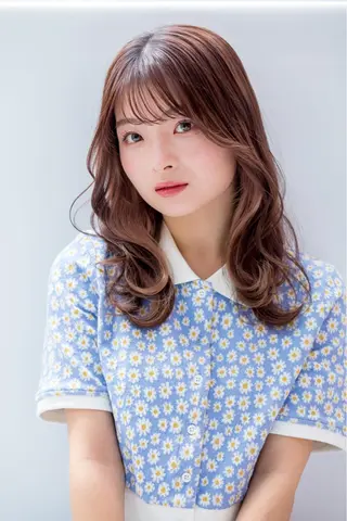 セミロング カラー 韓国🇰🇷レイヤー カットオリーブカラーのヘアスタイル