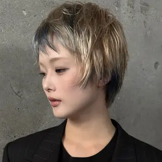 ショート ウルフ/レイヤー/ ブリーチカラーのヘアスタイル