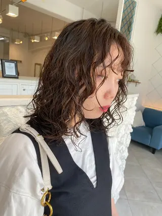 ミディアム パーマ 饒平名 知也のヘアスタイル