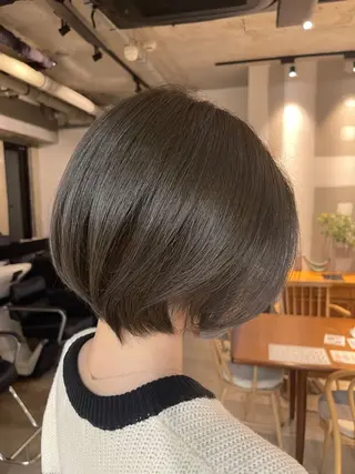ショート まとまるレイヤー カット/透明感カラーのヘアスタイル