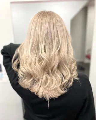 セミロング カラー 🧡ブリーチ特化🧡 透明感ハイトーン🧡のヘアスタイル