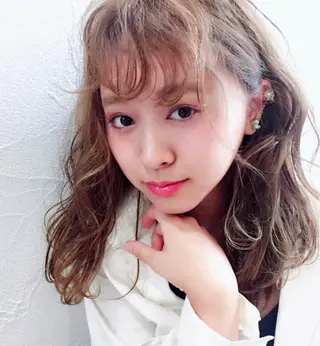 ミディアム カラー 岩田 萌那のヘアスタイル