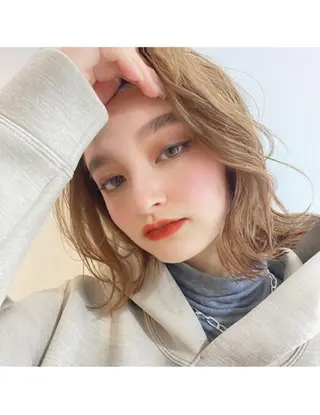 ミディアム なつめ🐶ショート ベージュカラーのヘアスタイル