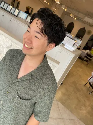 ショート パーマ メンズ 饒平名 知也のヘアスタイル