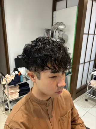 ショート パーマ メンズ 塩崎 絢世のヘアスタイル