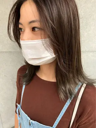 ミディアム カラー 顔まわりレイヤー デザインカットのヘアスタイル
