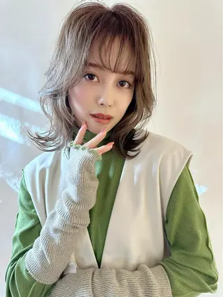 ミディアム カラー 小顔レイヤー/ ベージュ🤍Rieのヘアスタイル