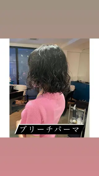 ミディアム カラー パーマ スパイラルパーマ 🌐hina⭐️のヘアスタイル