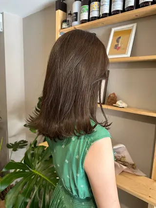 セミロング 金ウンス 髪質改善カラーのヘアスタイル