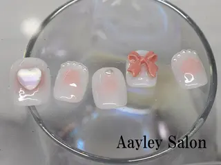 ミディアム カラー ネイル Aayley アイリ―サロンのネイルデザイン