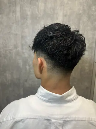 ミディアム パーマ メンズ ヒロ銀座 東京駅八重洲店所属・【メンズ専門】🔥 カミマンのヘアスタイル