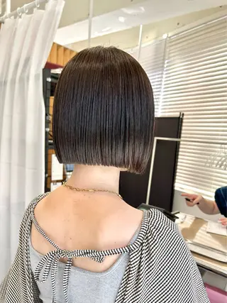 ショート カラー ぱつっとボブ/ 小野あかねのヘアスタイル