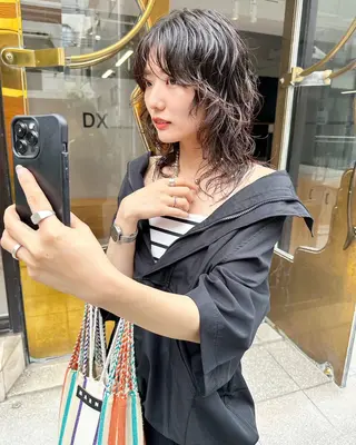 セミロング パーマ hollo 原宿のヘアスタイル