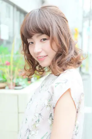 ミディアム カラー アルファ シェリのヘアスタイル