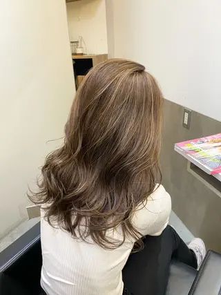 セミロング 白髪ぼかしハイライト ／レイヤー中島啓太のヘアスタイル