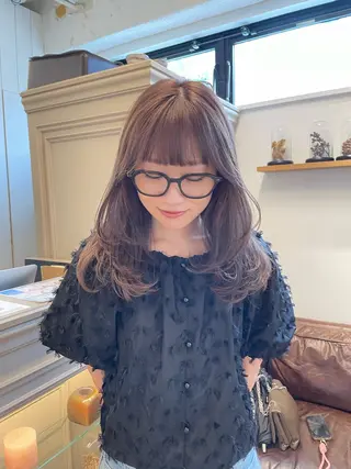 セミロング カラー ミルクティー× グレージュMOMOのヘアスタイル