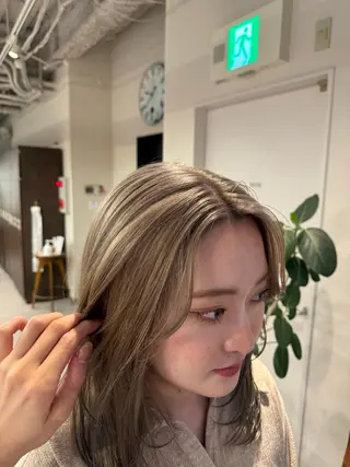 ミディアム まほ/レイヤーカット 🍒🤍透明感カラーのヘアスタイル