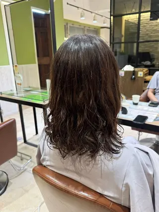 ミディアム パーマ 透け感カラー🌿 小島 りなのヘアスタイル