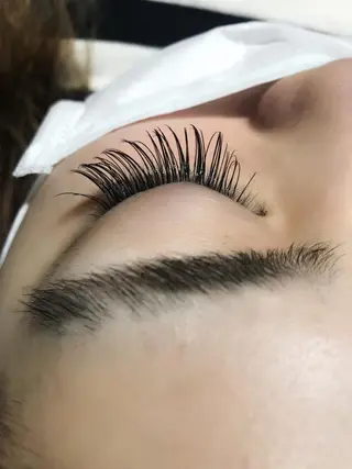 マツエク・マツパ UMEDA FIGAROのヘアスタイル