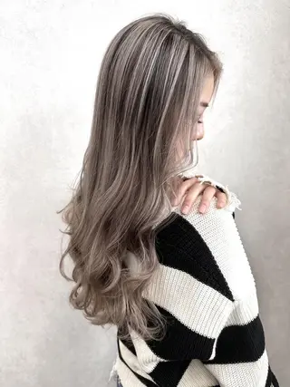 ロング ヘアアレンジ カラー ハイトーン カラーのヘアスタイル